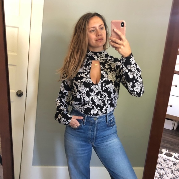 Flynn Skye Leah Keyhole Choker Neck Long Sleeve Blouse Black Floral size Small - Picture 2 of 13